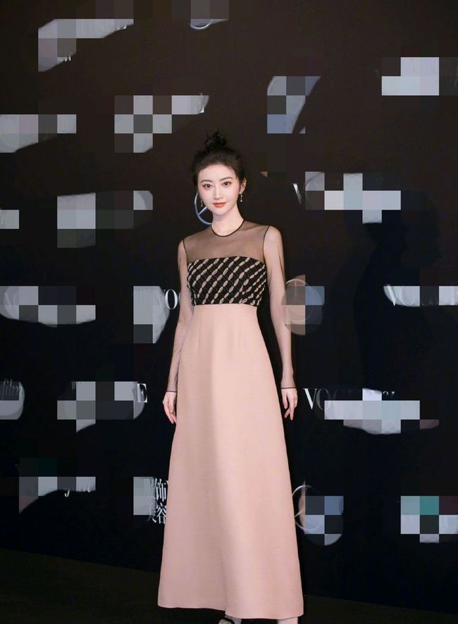 景甜穿搭很高级,身穿杏色吊带连衣裙气质可人!