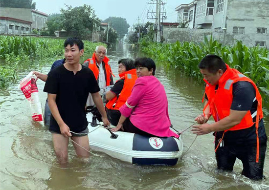 河南洪水肆虐 淇县有支教师救援队