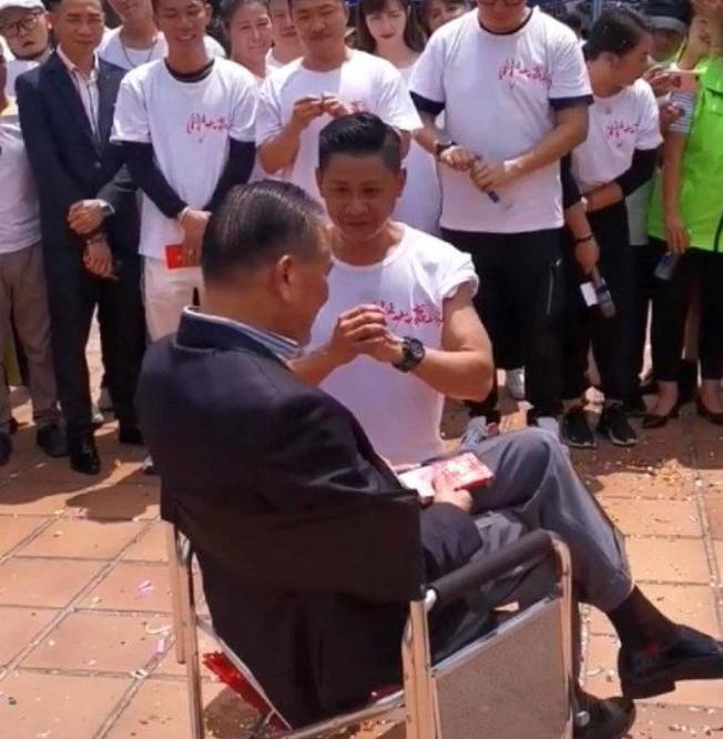 万梓良商演再惹争议拿蛋糕砸女生脸上不但不道歉还满脸笑容
