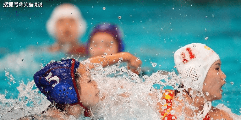 奥运水球比赛日本选手将中国选手往水里