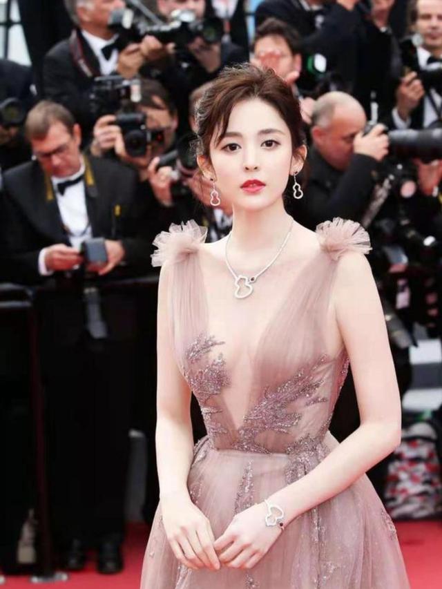关晓彤与古力娜扎同框,都是一米七二,同款衣服穿出不一样的味道
