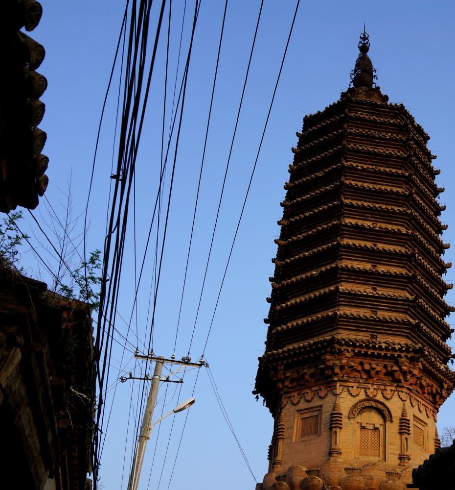 一图一说:千年古塔电线缠身!河北蔚县南安寺塔求"松绑"