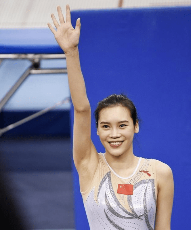 北京时间7月30日,体操运动员刘灵玲在女子蹦床项目中顺利摘银!