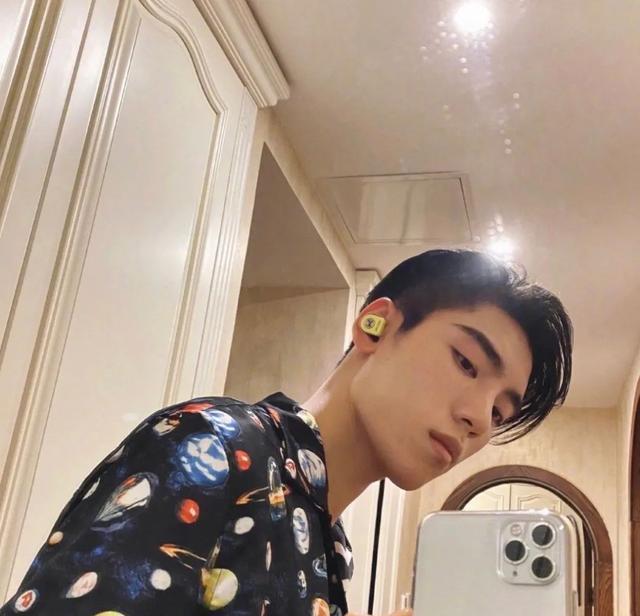 讲真的|男明星的对镜自拍,比女版真实100倍