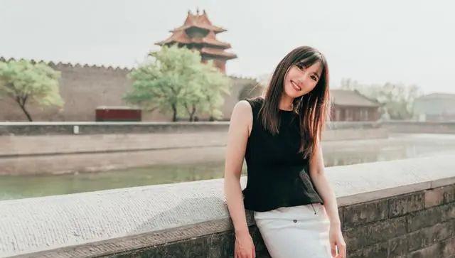 40岁女人拍照别比剪刀手,学会这12个拍照姿势,轻松拍得年轻漂亮
