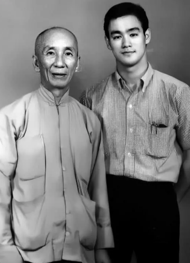 原创陈国坤和李小龙有多像,看到叶问4剧照和老照片对比,确定没有ps
