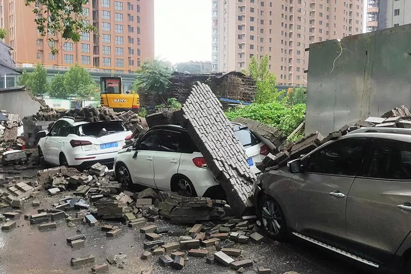 2021年7月20日,郑州市持续强降暴雨,建设路华山路附近临街围墙倒塌,多