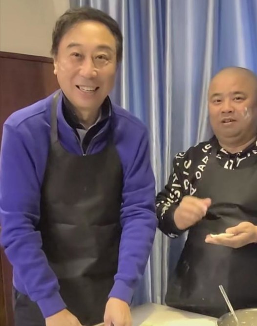 冯巩祭拜师父马季,对着师父雕像抽泣不止,冯巩:先生像