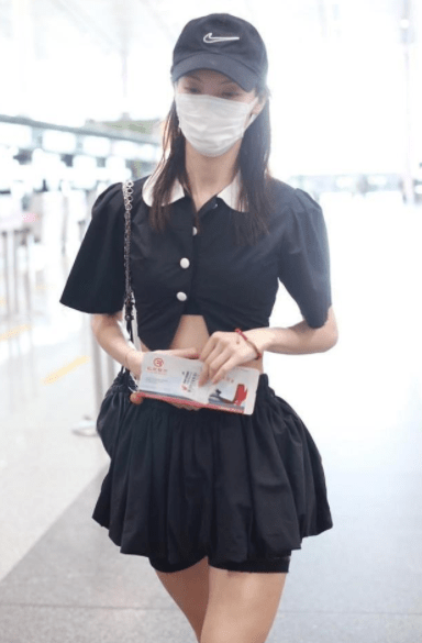 原创金晨身材太好了穿短上衣配小短裙亮相大胆露出细腰很抢镜