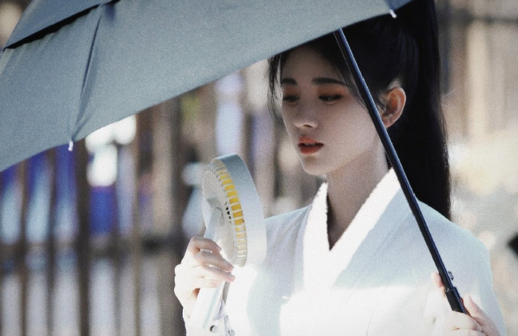 鞠婧祎新剧《花戎》路透流出,终于抛弃半永久妆容,造型惊艳?