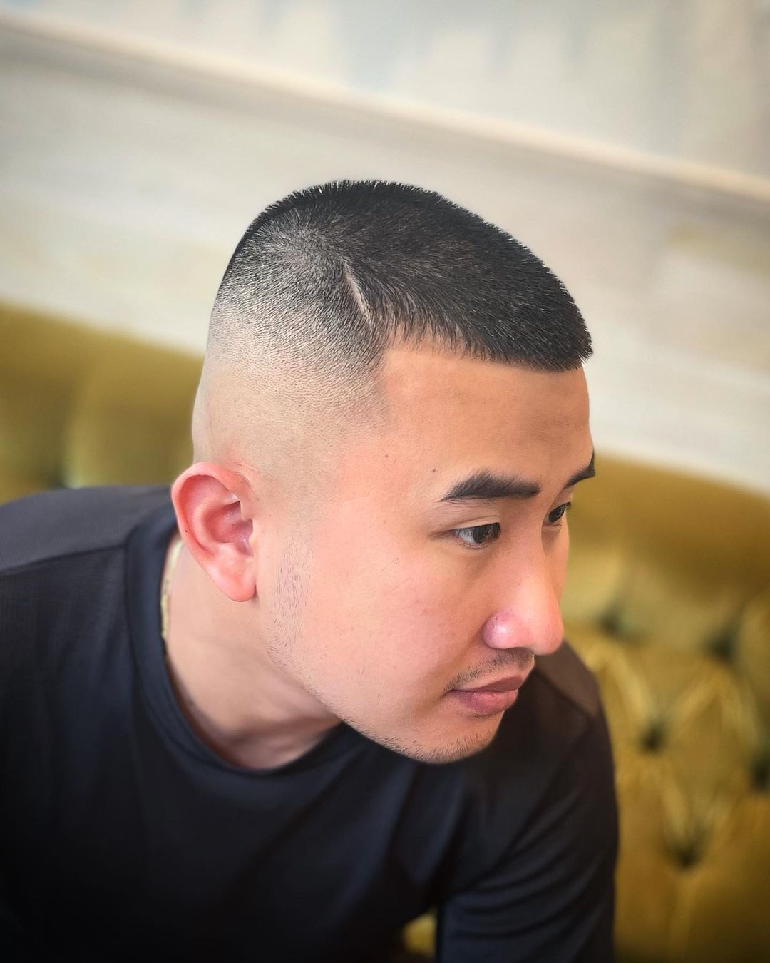 小寸头可以说是适合大多数男士的一款发型,把两侧和后区推短,一看就很