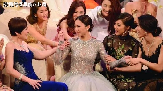 胡定欣火前 vs 火后 从杨怡结婚时伴娘伴郎团名单就能看出来,这群人拉