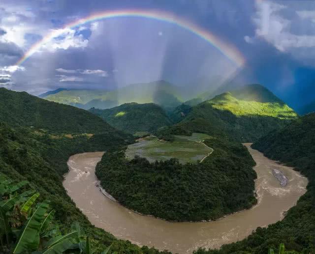 藏区墨脱县这片净土似莲花丛林密布景色秀丽