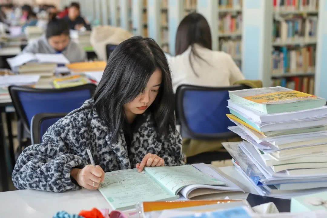 考研复习进度不理想要如何选择补习班不同学生有不同方案