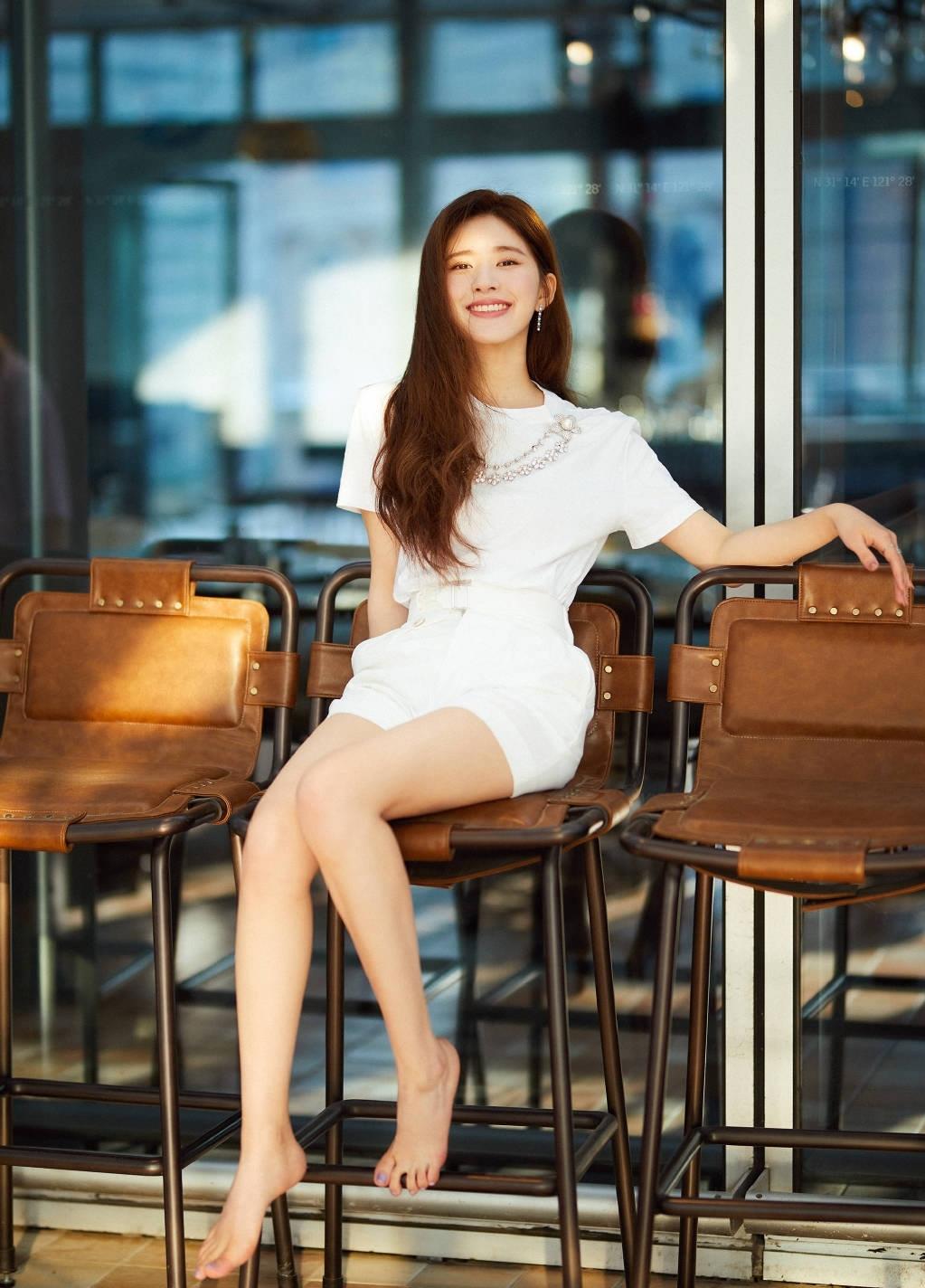 22岁赵露思太甜了,穿白色t恤配短裤,今天是不一样的心动女孩