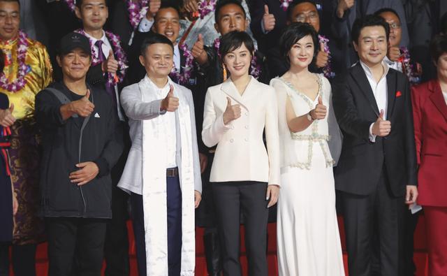 孙俪穿白西装出席马云活动,两人同框显大佬气质,还是李连杰低调