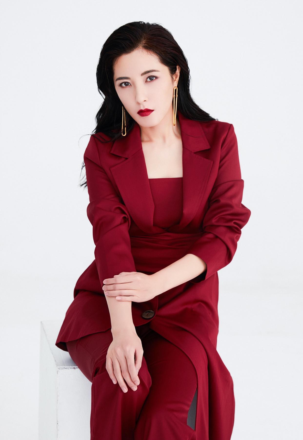 曾黎真的好优雅啊穿短裙秀美腿还有点女团范太显年轻了