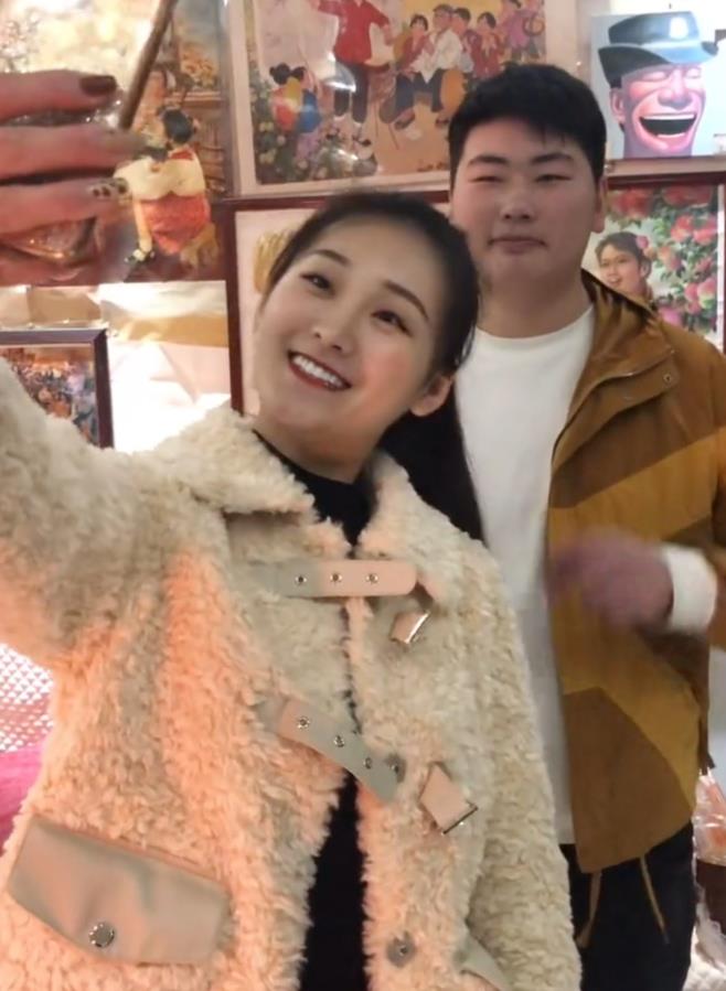 原创陈亚男甜蜜牵手小伟,一件翻毛领皮衣撞衫婆婆,三万元单肩包吸睛