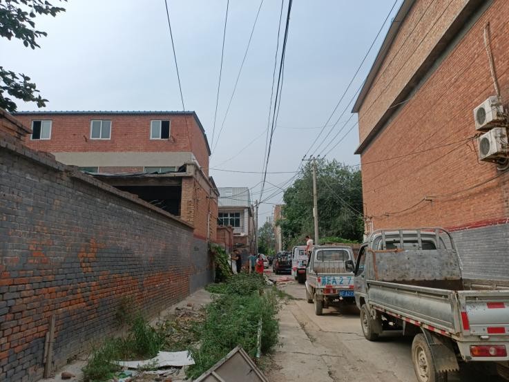 8月11日,记者走进了北八里庄村,沿着村中坑坑洼洼的道路,一路走来