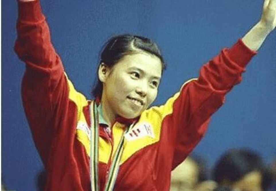 2004年10月,邓亚萍和林志刚结婚了.
