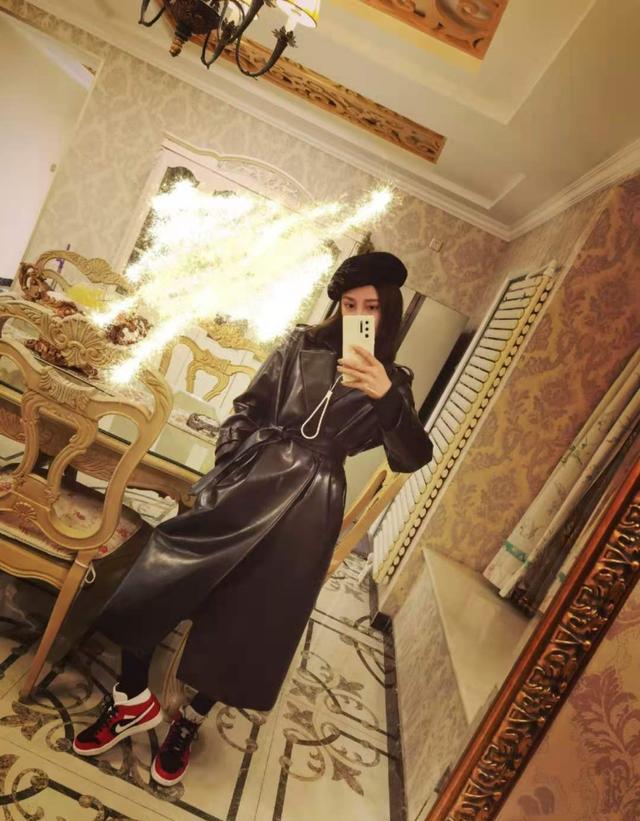 曹云金前妻晒身材!穿玫红针织衫配弹力裤,生过孩子身材保养太好