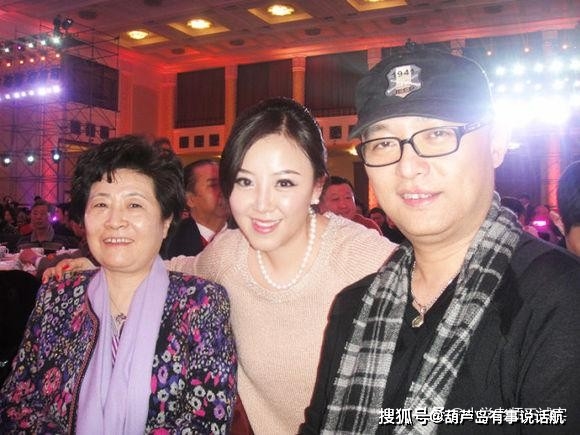 孟非,主持界的一股清流,孟爷爷也有着令人羡慕的幸福婚姻和家庭
