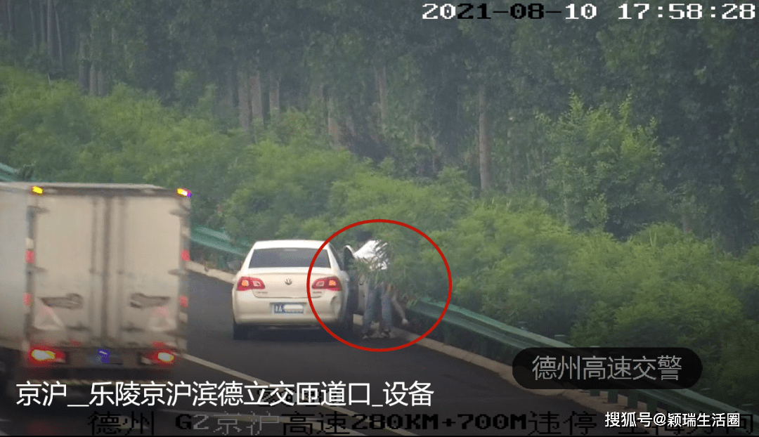 德州京台高速公路上一女子竟然裸体下车