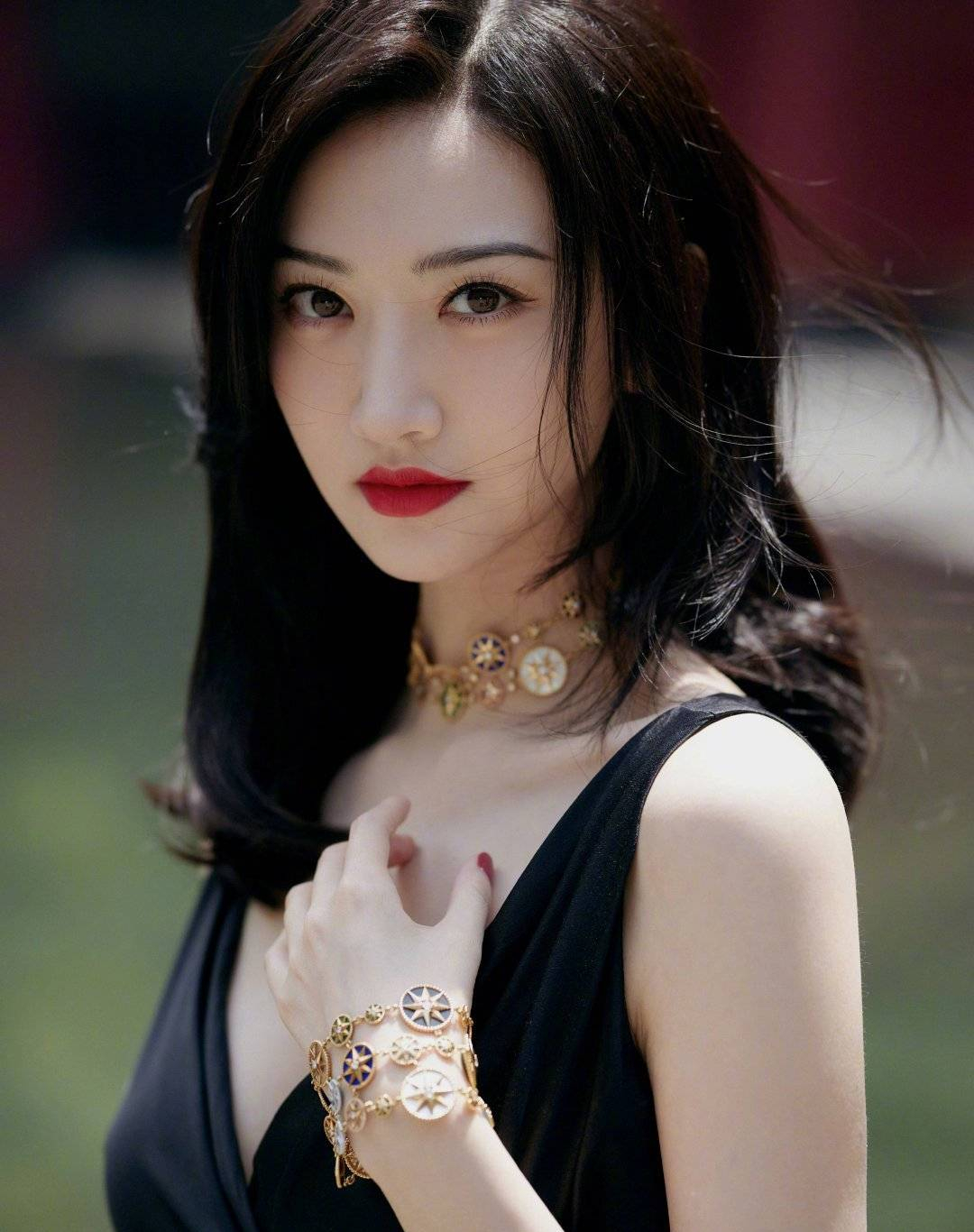 景甜蹲在花丛中,十分娇艳. 景甜侧面线条精致.