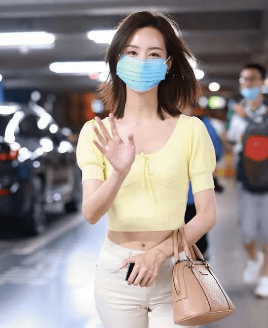 原创陈都灵现身上海机场穿露脐装气质清纯亮点都在评论区