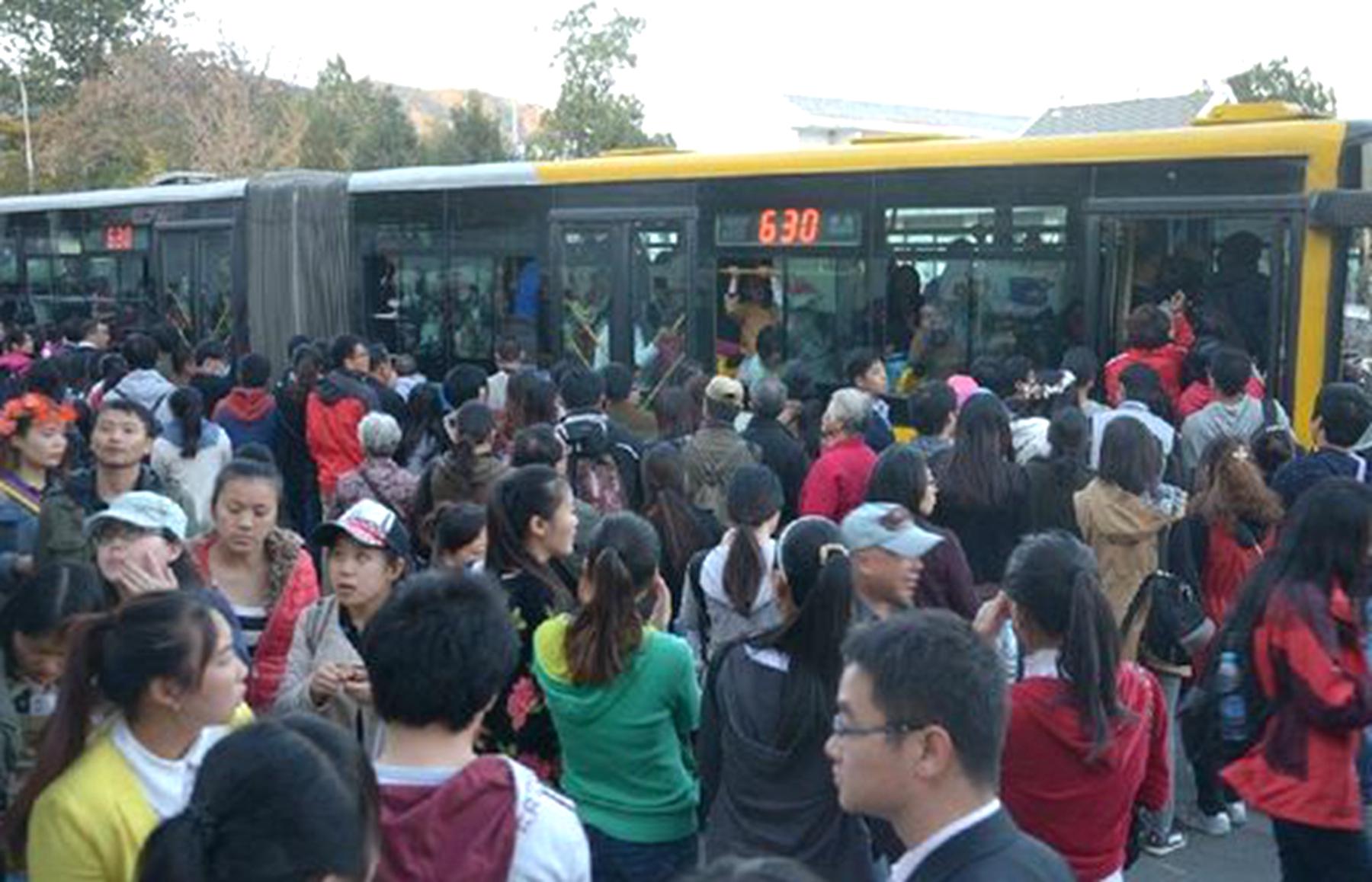 凭啥公交车人挤人没事,而私家车抱个孩子就超载