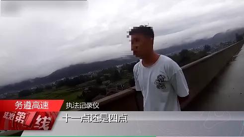 接到报警后第一时间赶到了现场:一辆黑色轿车与旺草大桥右侧桥墩相撞