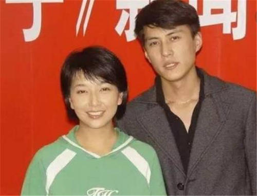 靳东:与大9岁的江珊同居5年,却娶了二婚的李佳,现在过