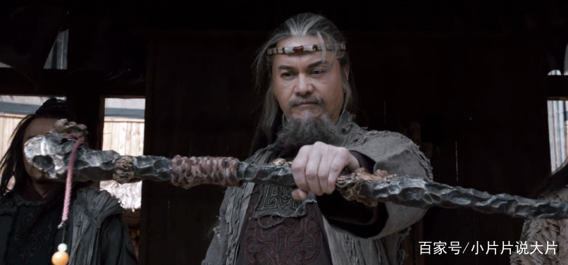 打狗棒的描述是:质地柔韧,棒身绿莹,比单剑约长一尺,因而又有"绿玉杖"
