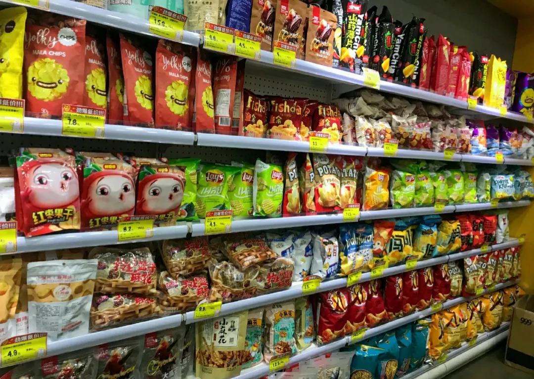 美妆区,零食区,饮品区等店铺里分区明显全都1折起,简直就是线下的pdd!