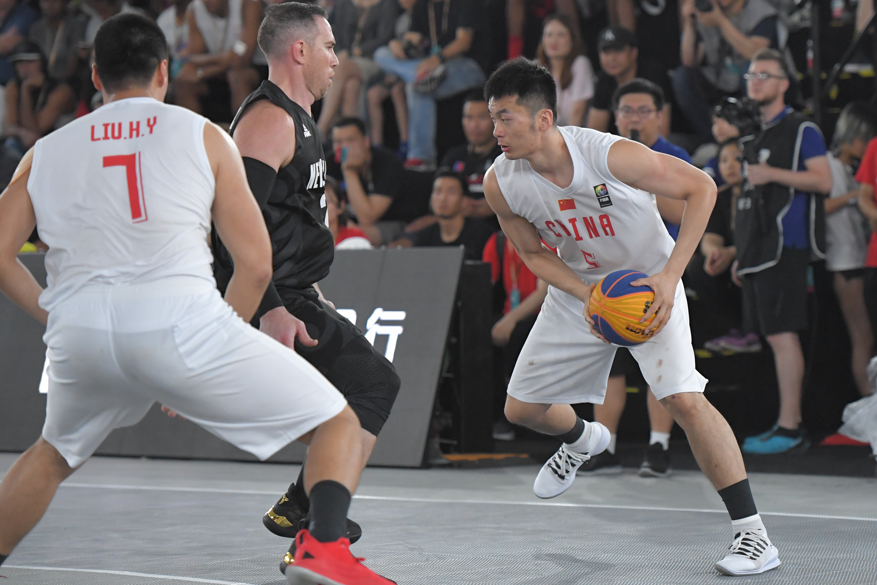 郑毅和高诗岩的正面碰撞来了全运会三人篮球奥运组合将对阵福建