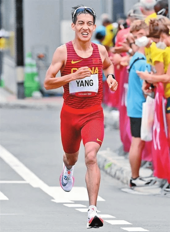 2021年8月8日清晨,东京奥运会男子马拉松比赛在札幌大通公园举行.