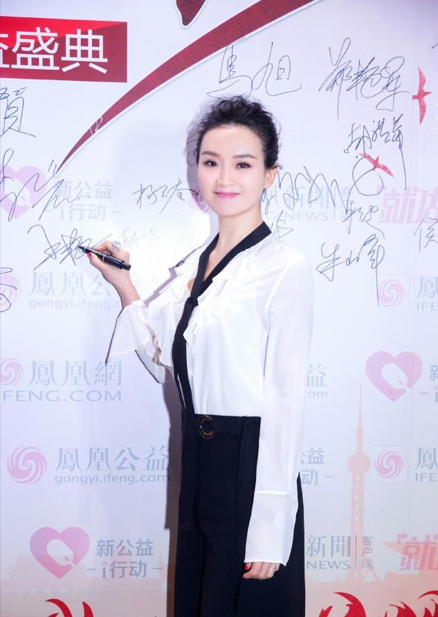 这件白衬衫和黑色超短裙都是比较职业的西装,但是王艳整体气质比较