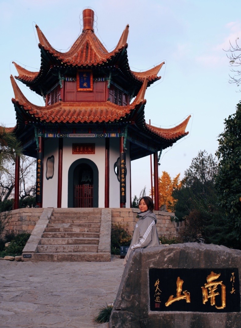 风云阁可以说是戏马台的标志,亭中间是明代万历年间徐州兵备右参政莫