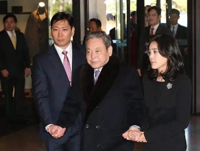 2014年1月2日,韩国首尔,三星集团董事长李健熙(中),长公主李富真(右)