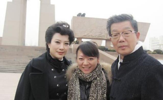 车晓为爸爸庆生,车晓彤俏皮戴红领巾,与王丽云离婚后重组家庭