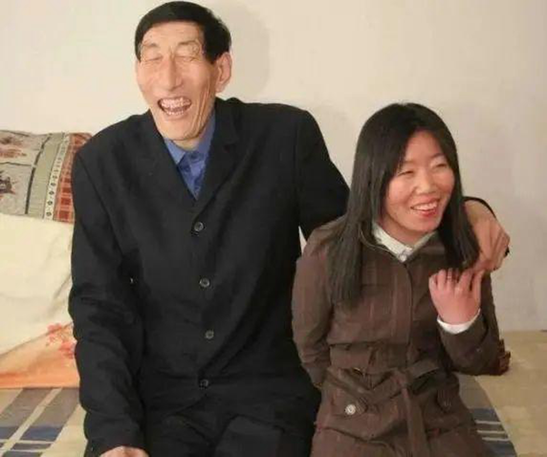 原创国内第一巨人鲍喜顺12年前不听医生劝执意生子如今怎么样了