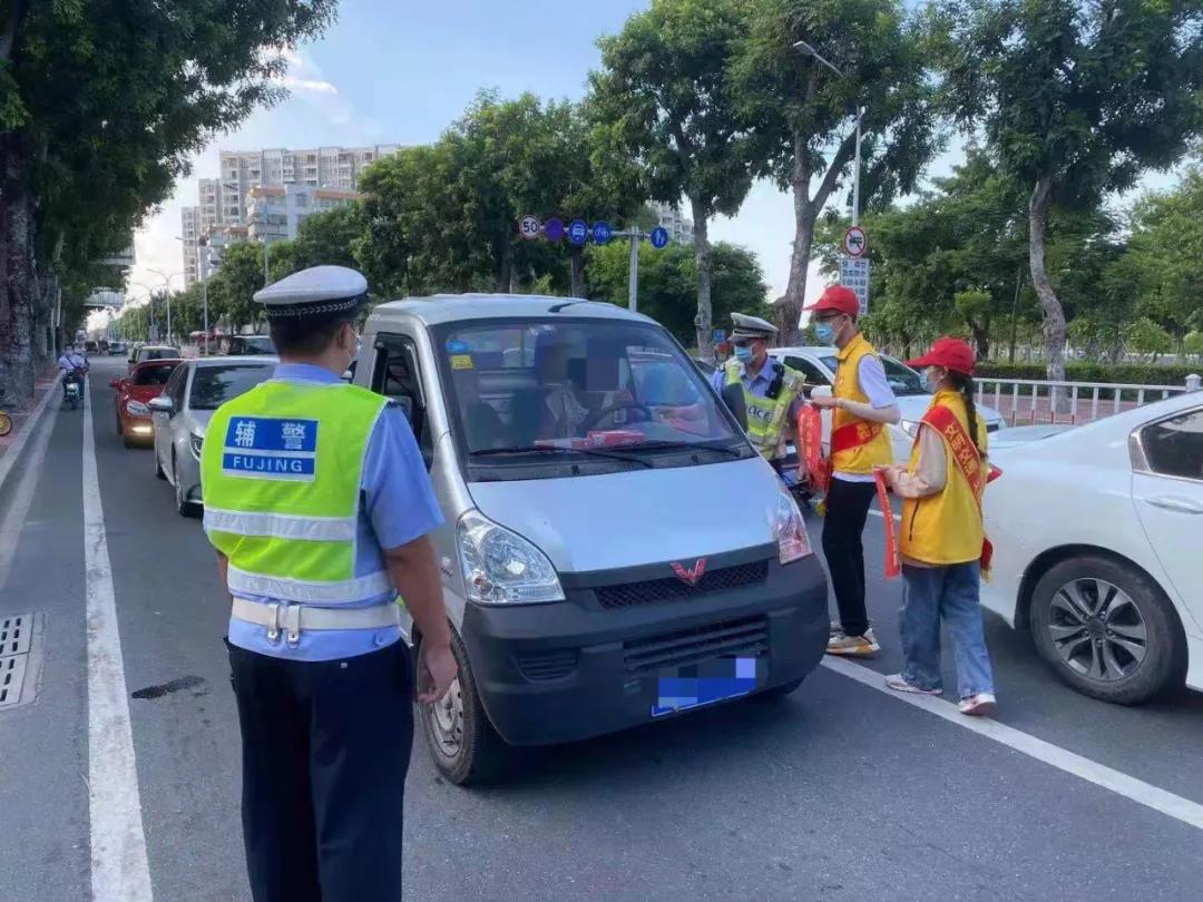 参与交通劝导,共同维护城市良好道路交通秩序