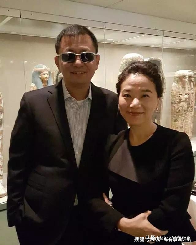 王家卫老婆陈以靳,人长得漂亮,是一个聪颖智慧型的才女.