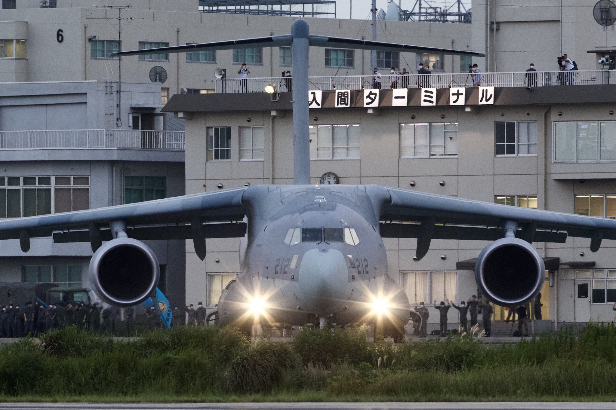 在鸟取县的美保机场,一架外形和c-17颇为类似,机号为"212"的运输机一