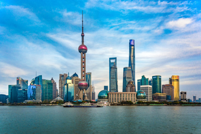 上海属于亚热带海洋性季风气候,温和湿润,年平均气温约16℃,降水量约