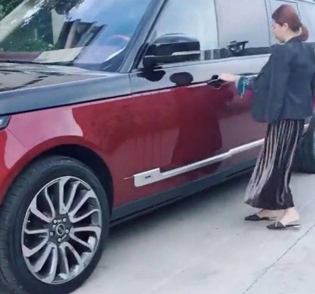 偶遇路虎揽胜皇家一号,看到女车主后,网友表示:我想当