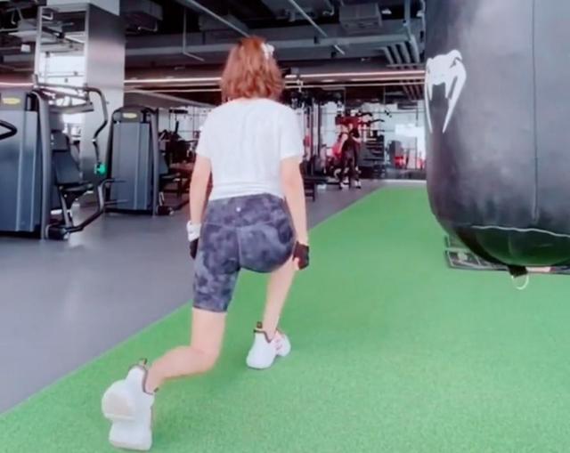48岁的牛莉依然有马甲线,结婚24年女儿14岁,曾获游泳