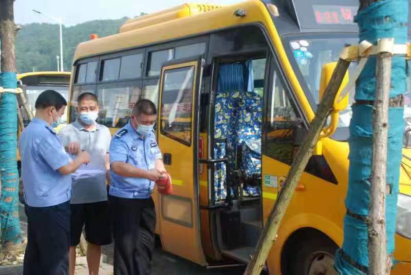 为进一步加强校车管理工作,确保学生出行安全,规范校车营运资格和校车