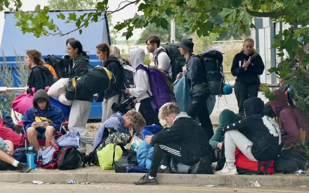 英国年轻人参加音乐节留下遍山野垃圾