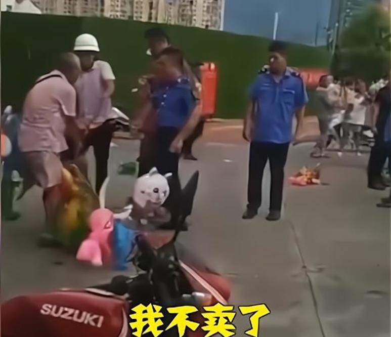 原创可怜!福建城管踩爆老人气球被停职,老人曾求饶:我不卖了还不行